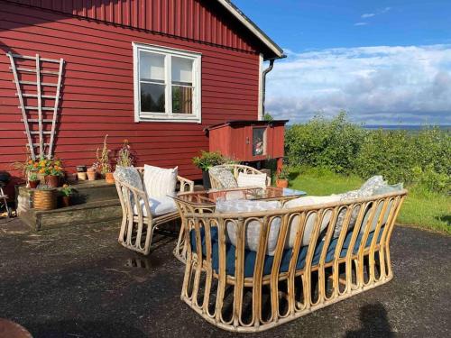 Cozy Hilltop Cottage With Fantastic View