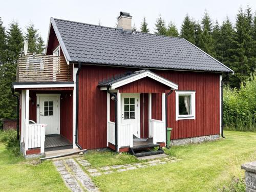 Cozy little red cottage with proximity to a pond and lake outside Virserum